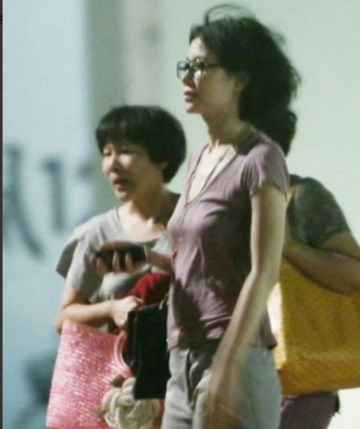王菲机场穿搭跟去菜市场买菜一样随意，这是娱乐圈最具松弛感的女星吧！