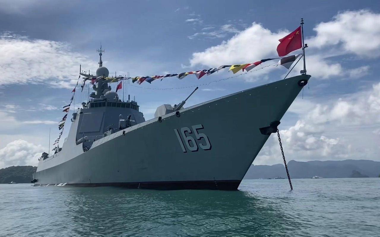 法国彻底破防，福建舰服役当天，中国服役了大半个法国海军，总吨位超25万吨前几