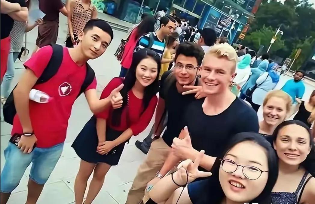 汤家凤教授评价王水牛及他的女朋友们为：我想送王水牛一个日本名字“人品太次郎”，