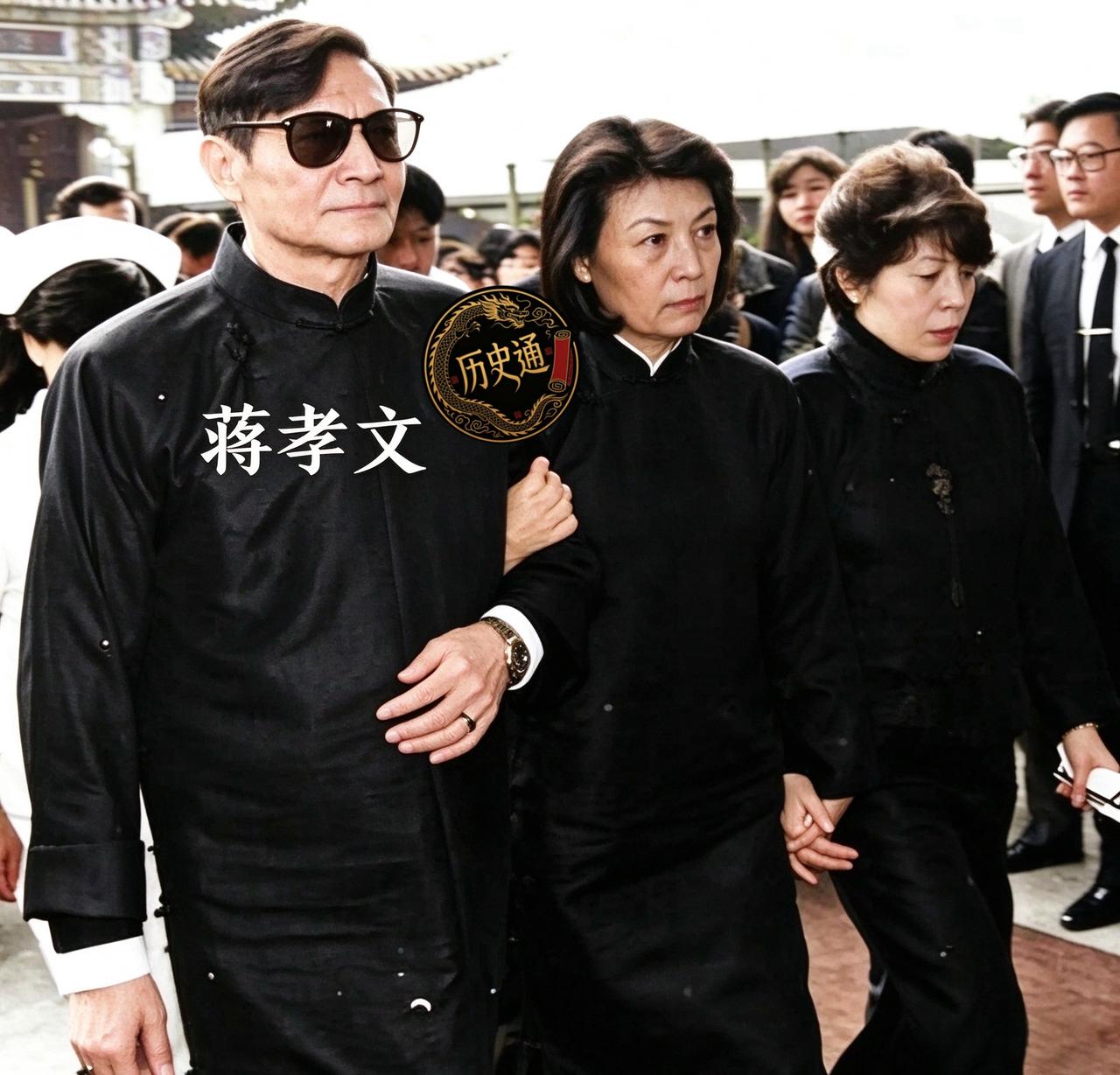 这是智力只有四五岁孩童的蒋孝文在妻子的搀扶下出现在父亲蒋建丰的葬礼上。仅仅十五个