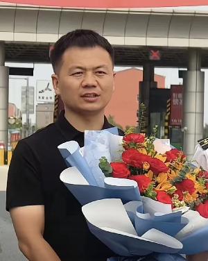 河南英雄，2025年6月10日，36岁的现役军官张伟陪母亲散步时，遇到5人落水，