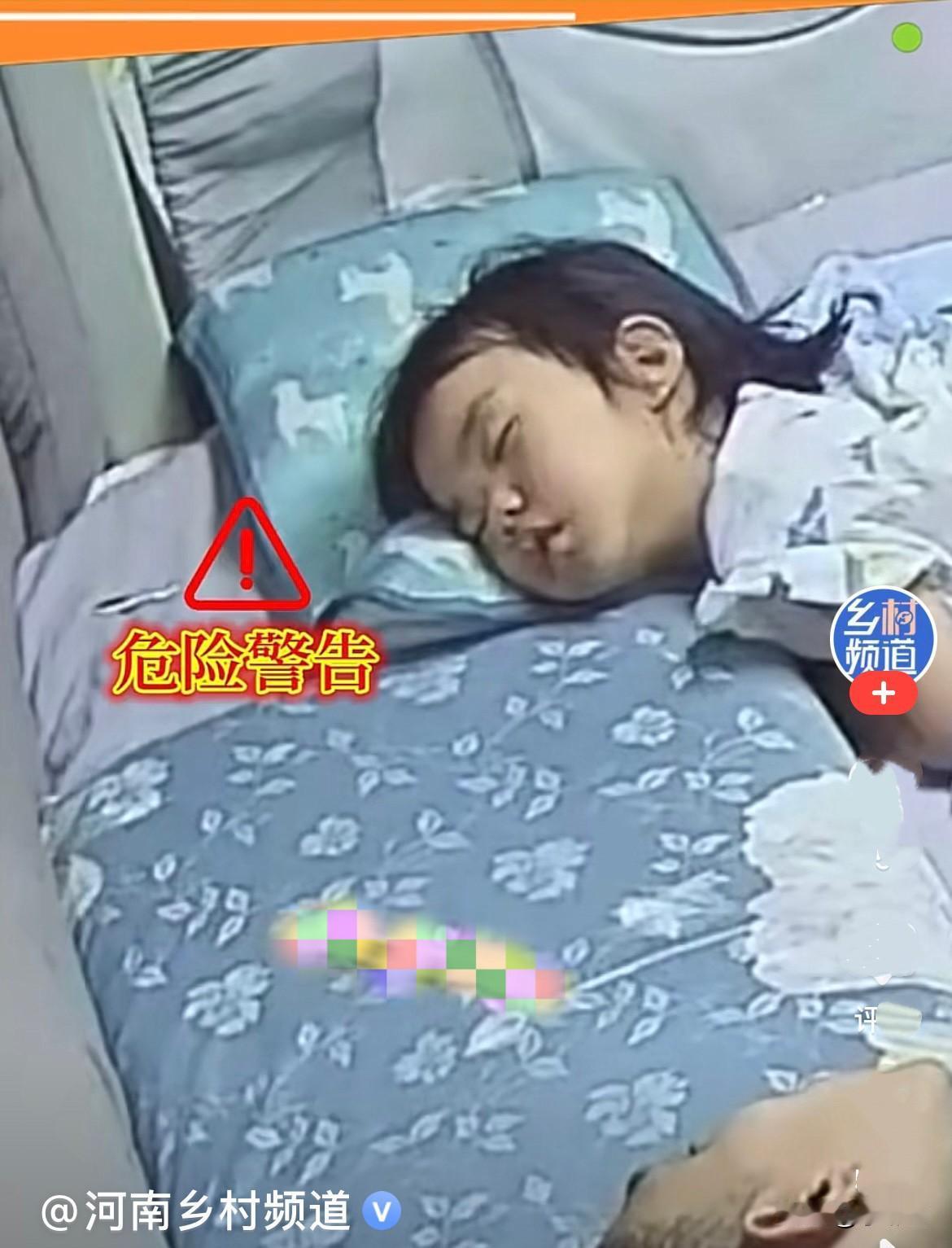 近日，江苏一家三口妈妈睡前躺在床上玩手机，女儿和爸爸都以入睡，妈妈无意间一扭头，