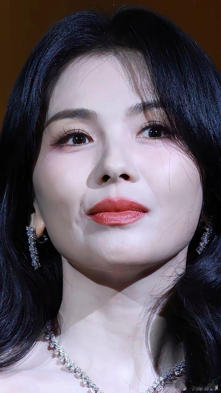 刘涛的怼脸拍写真太绝了！五官精致度直接拉满，抗住近距离镜头考验，每一帧都让人移不