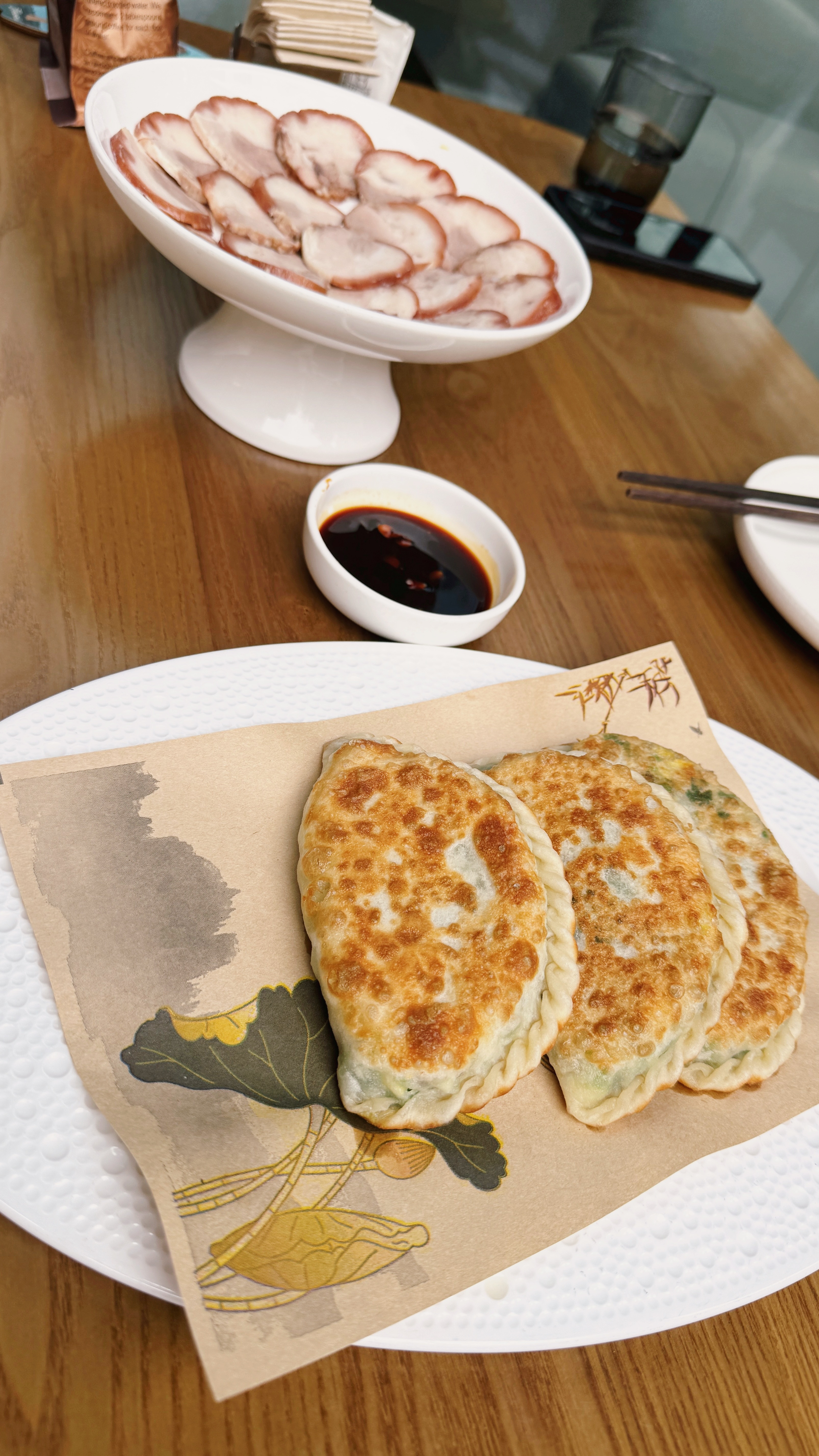 夏天到户外来顿韭菜盒子、馅饼、丸子汤、酱肘子、小辣菜，是不是相当惬意[墨镜][酷