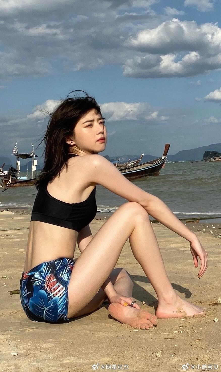 李凯馨沙滩泳装松弛慵懒且随性