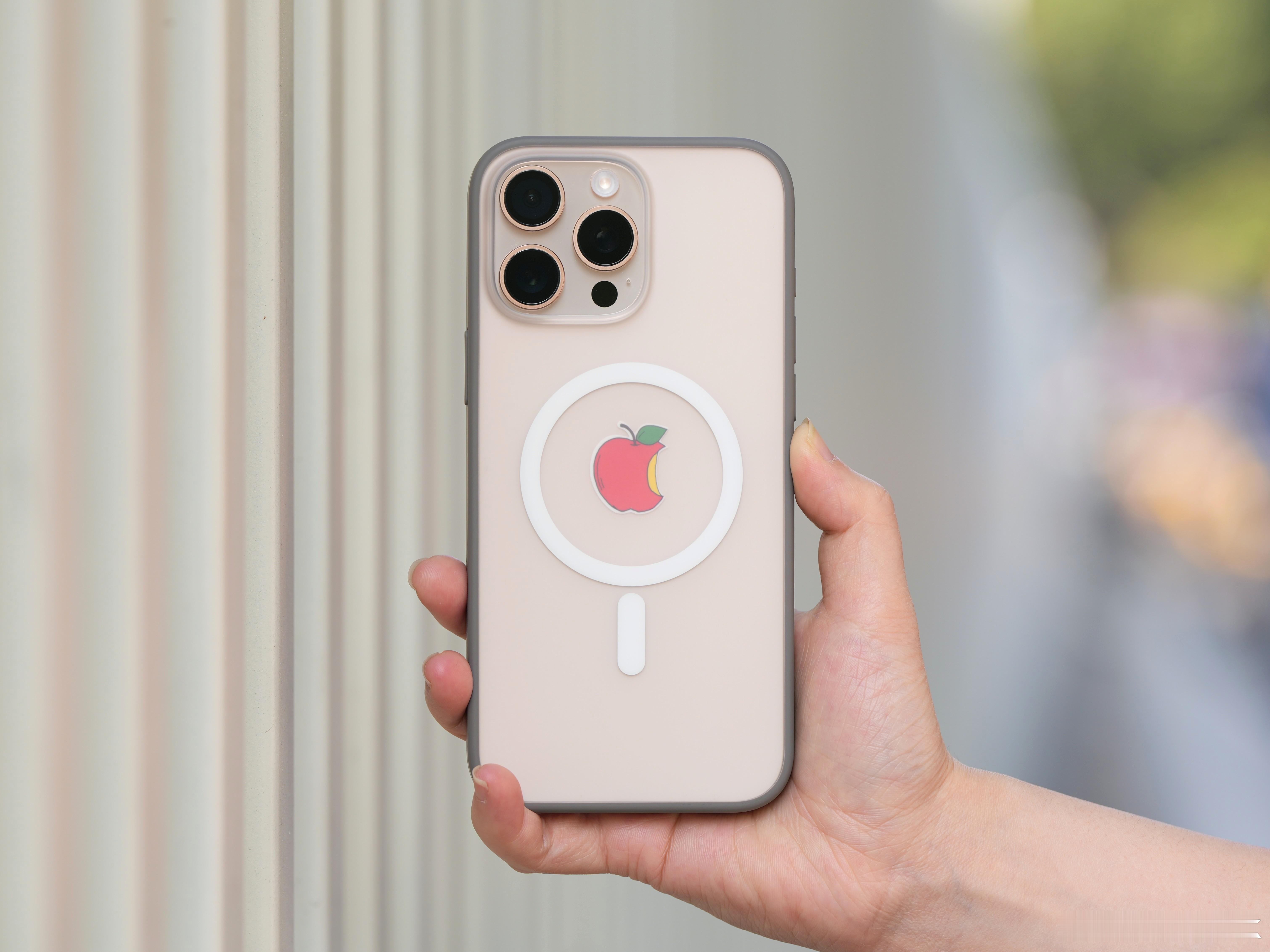 朋友说我，反正用iPhone不插卡，为啥不买美版，直接便宜几千块[doge][二哈
