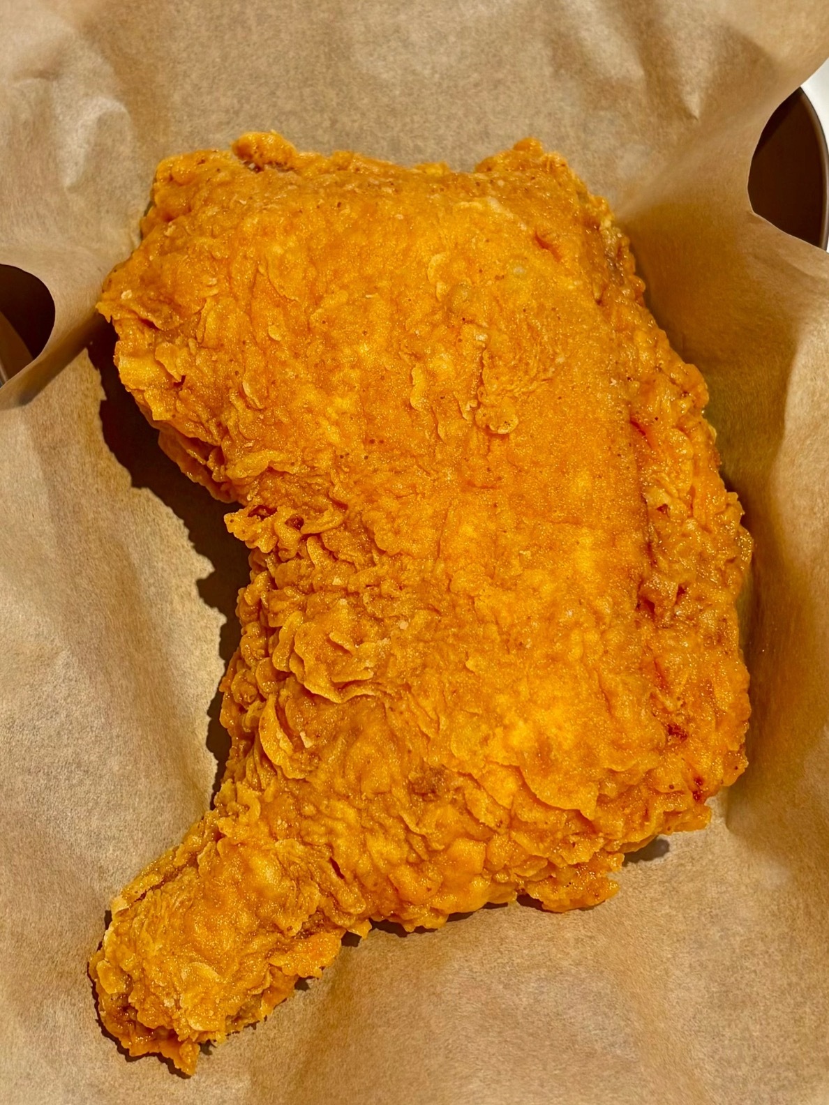 第一个想到这样吃鸡腿的人是天才鸡腿我太喜欢吃了！尤其是外皮酥脆油滋滋的里面的肉