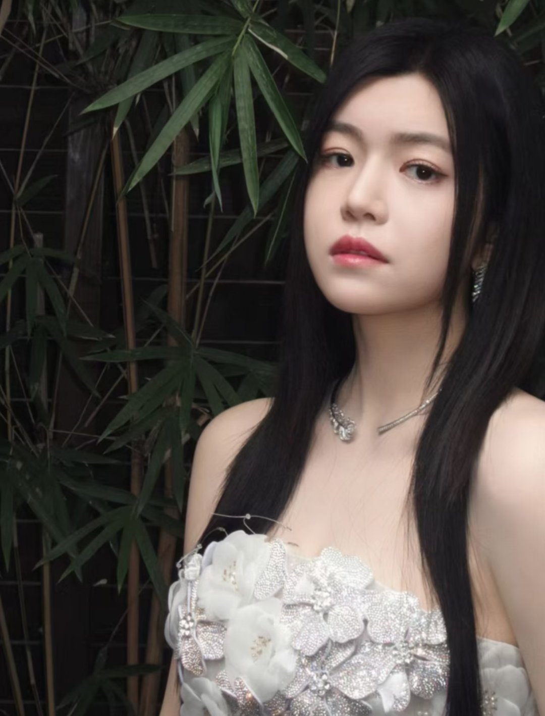 陈妍希的一组日常～“叮🛎️春日来信💐连风都好温柔💌从春天寄来的明信片来和我