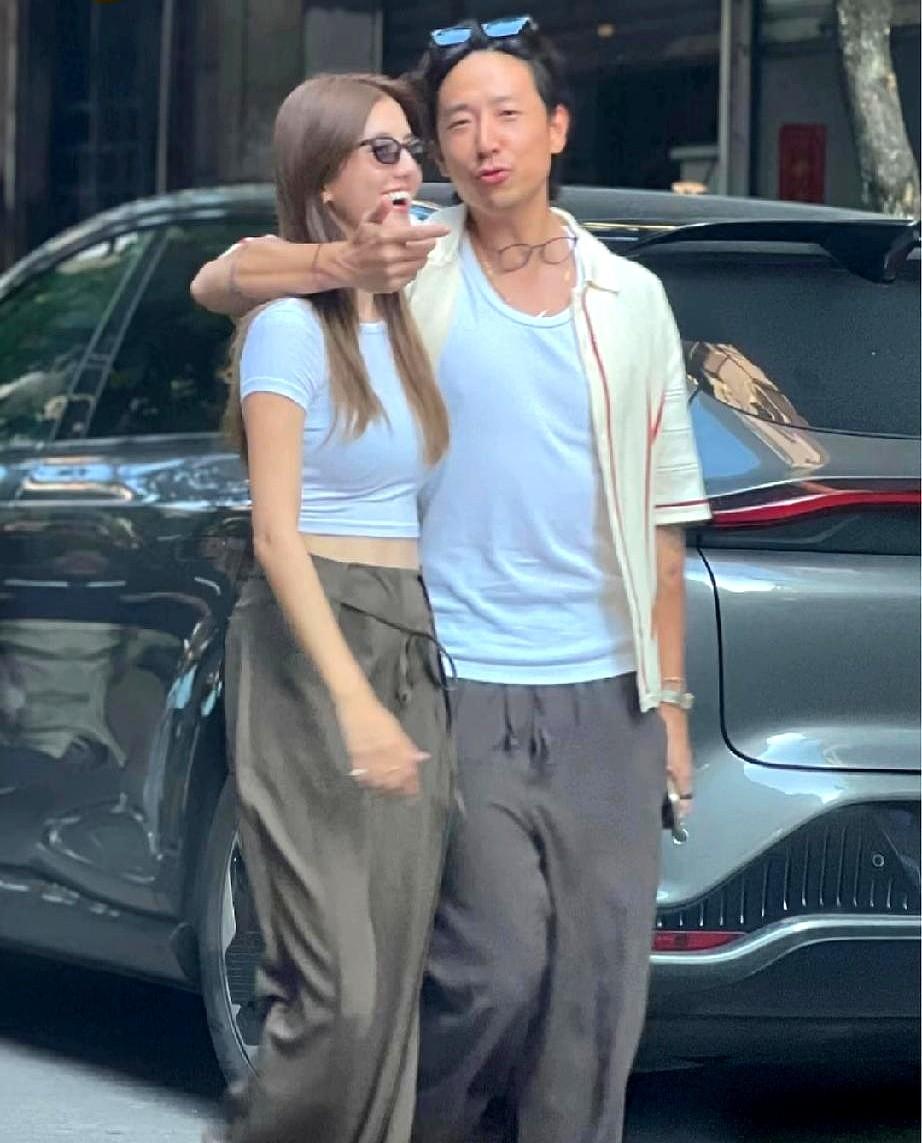 最近顺德偶遇吴千语施伯雄，评论区直接聊炸了！跟吴千语同框的施伯雄肉眼可见越来