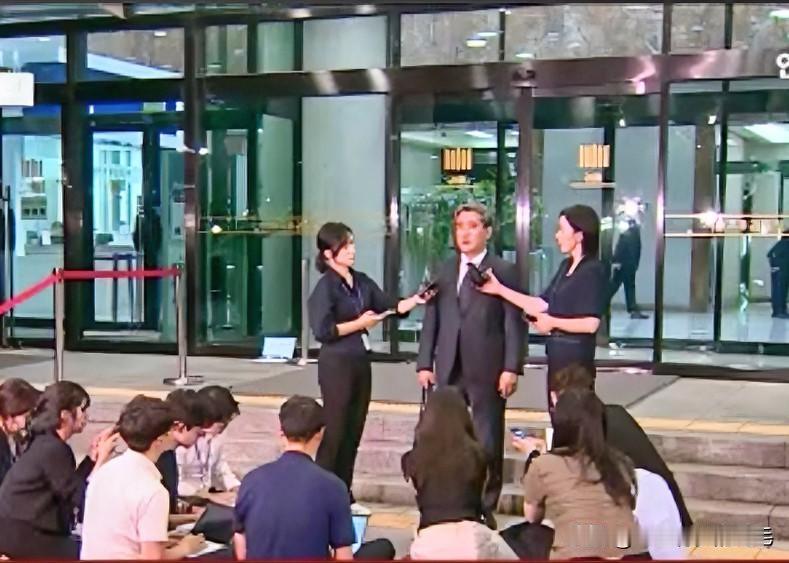 16日韩国尹前总统的辩护律师团表示：“关于尹前总统是否出席拘留合法性审查，我们将