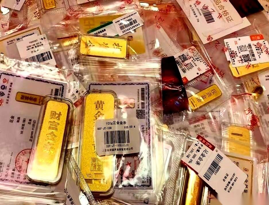 跟你说个场景。你坐在一张巨大的牌桌上，桌上最精明、最有钱的那几个大佬，一言不发