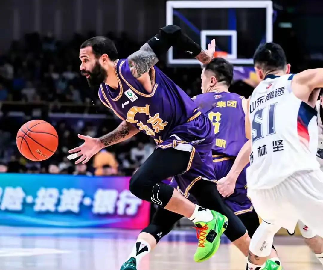 新疆今晚想赢，就得用他们“最不会防守”的那个人，去锁死北控的头号杀手里勒。