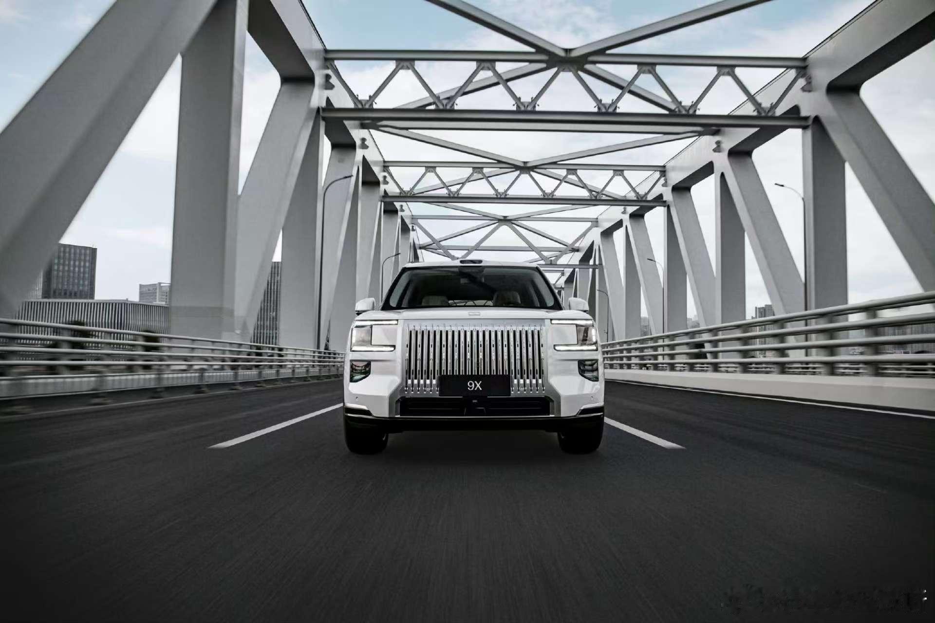 极氪9X“白骑士”的颜值，是一眼就能戳中喜好的水准：奶白车身配金属格栅，大气里透