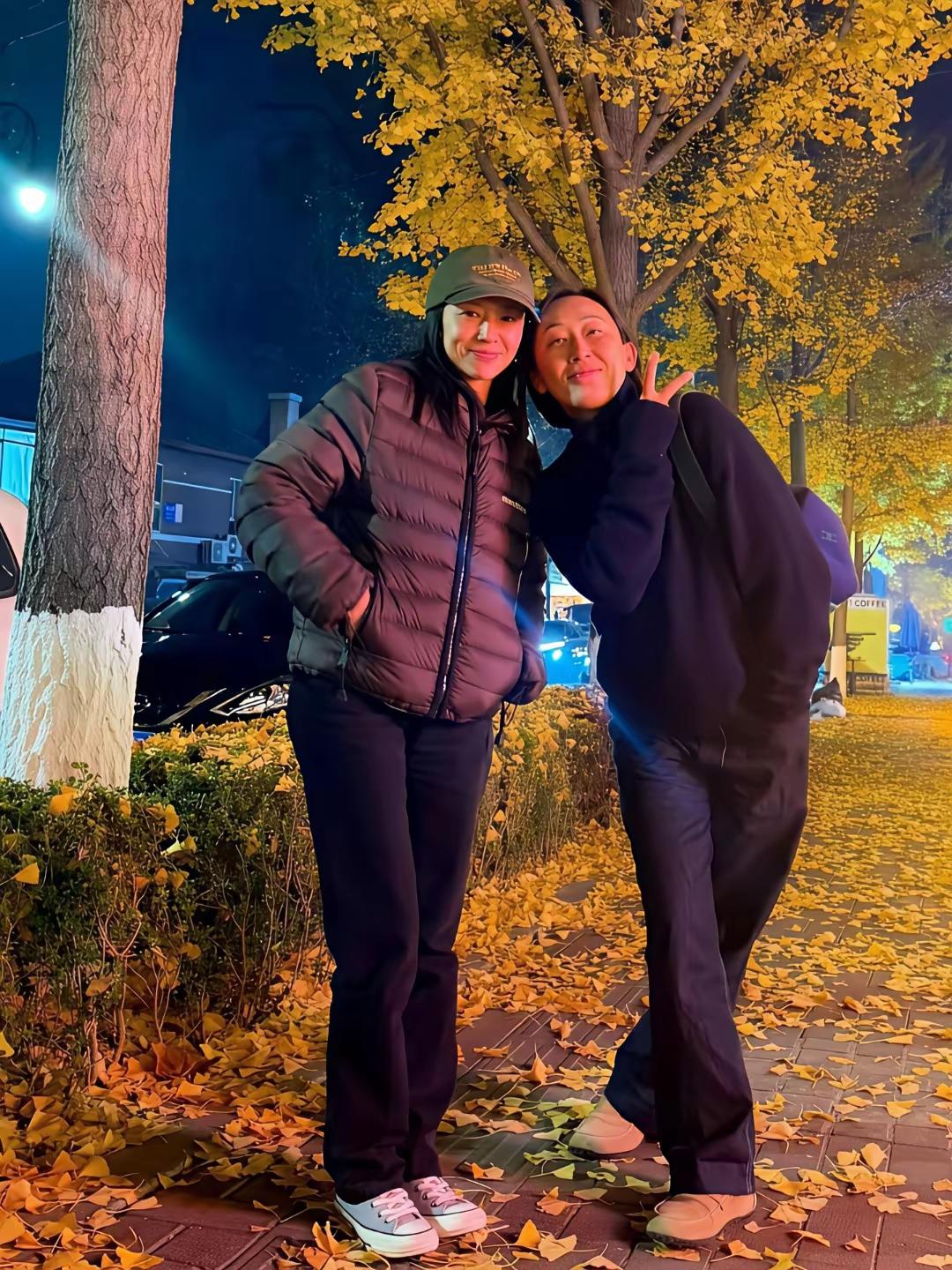 11月9日晚，董洁现身辽宁街头散步，被网友偶遇，与网友热情合影！董洁现在虽然不