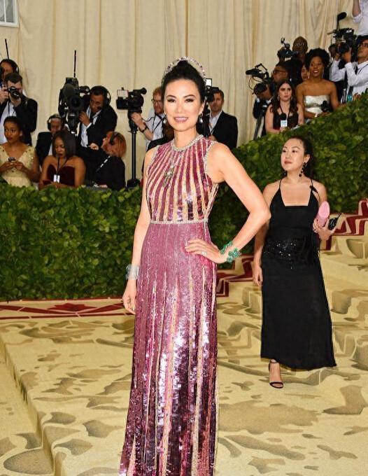 邓文迪尽显‘老来俏’风采，粉色亮片连衣裙加身，洋气高级且抗老十足