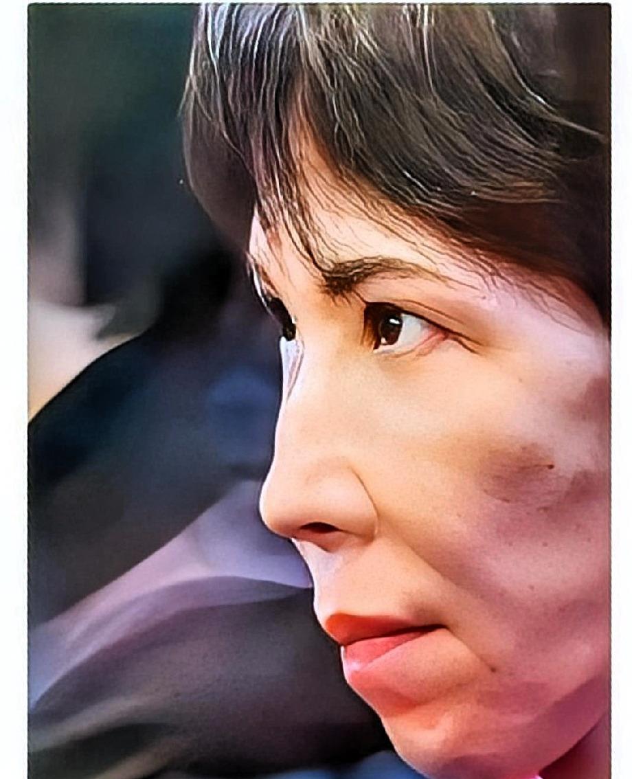 高市早苗这婆娘还是有点骨气的。特朗普如约赴日，高市的那张脸笑出了花，极尽巴