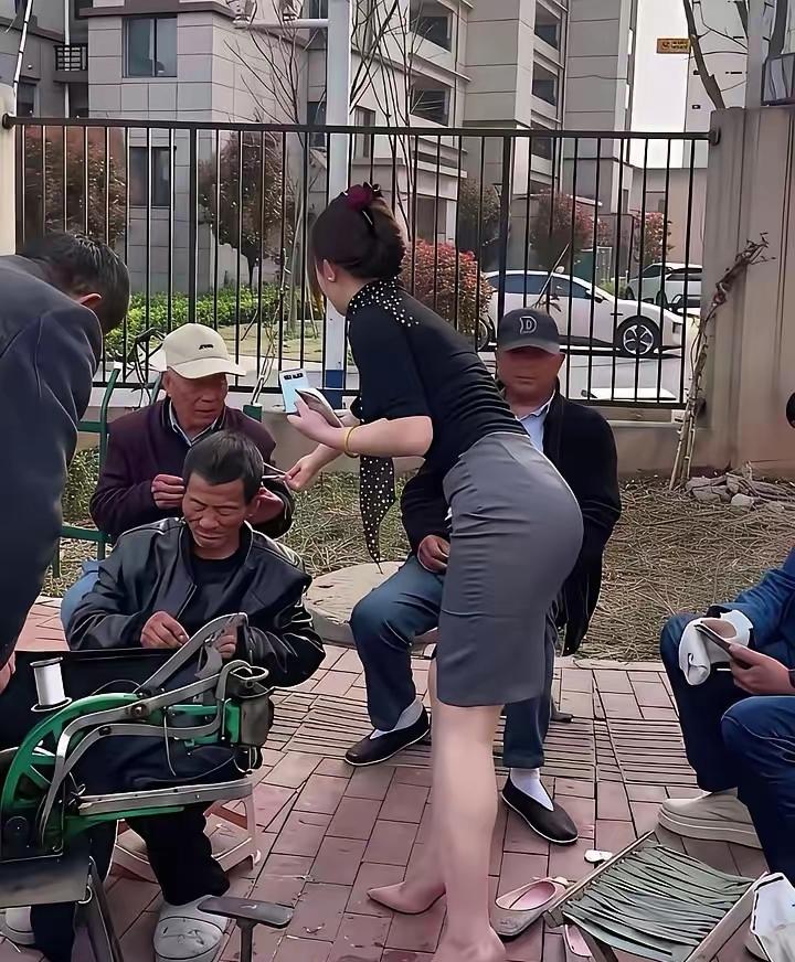 人都是平等，工作没有贵贱之分，这位美女姐姐这个时候浑身都散发着女神的魅力。