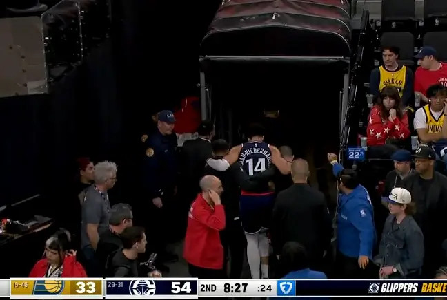 快船可真不能再损失锋线了啊第二节比赛中，尼德豪泽落地右脚受伤，右腿不能落