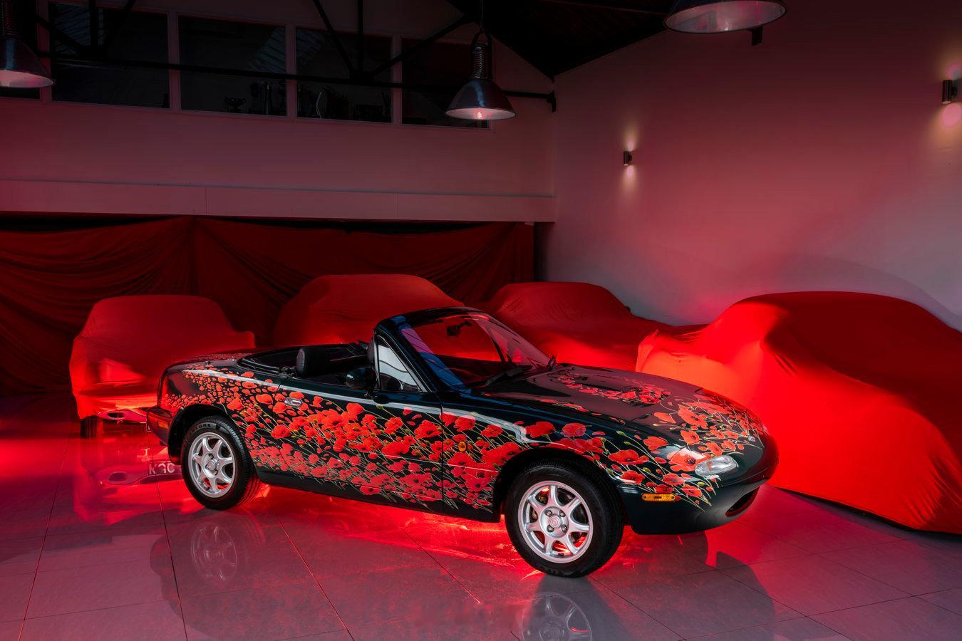 31年前的MX-5，换身涂装照样好看！马自达英国这回用1995年的老车做公益艺术