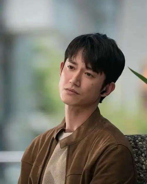 难怪这么多人对他感兴趣，原来人家有来头啊。孙俪主演的《危险关系》里，男主角叫