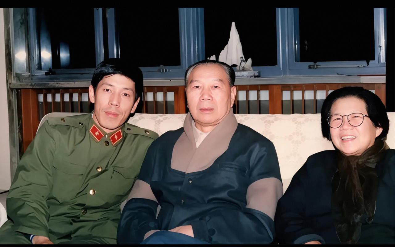 秦基伟的女婿，56岁担任空军副司令员，58岁中将，父亲是上将。考考你、这是谁一家