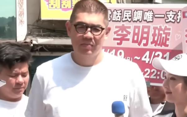 今日，民进党参选人沈伯洋前往台北市选委会登记时，不期而遇陪同议员参选人李明璇的国