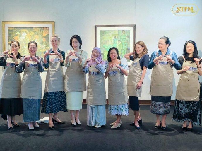 菲律宾第一夫人在吉隆坡出席活动，一袭蓝色印花裙确实惹眼！近日丽莎陪同小马科斯到马