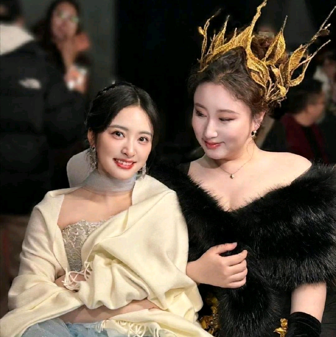 锤娜丽莎发了张和沈月的合照，结果沈月本人跑到评论区回她：图一我真不好形容。​
