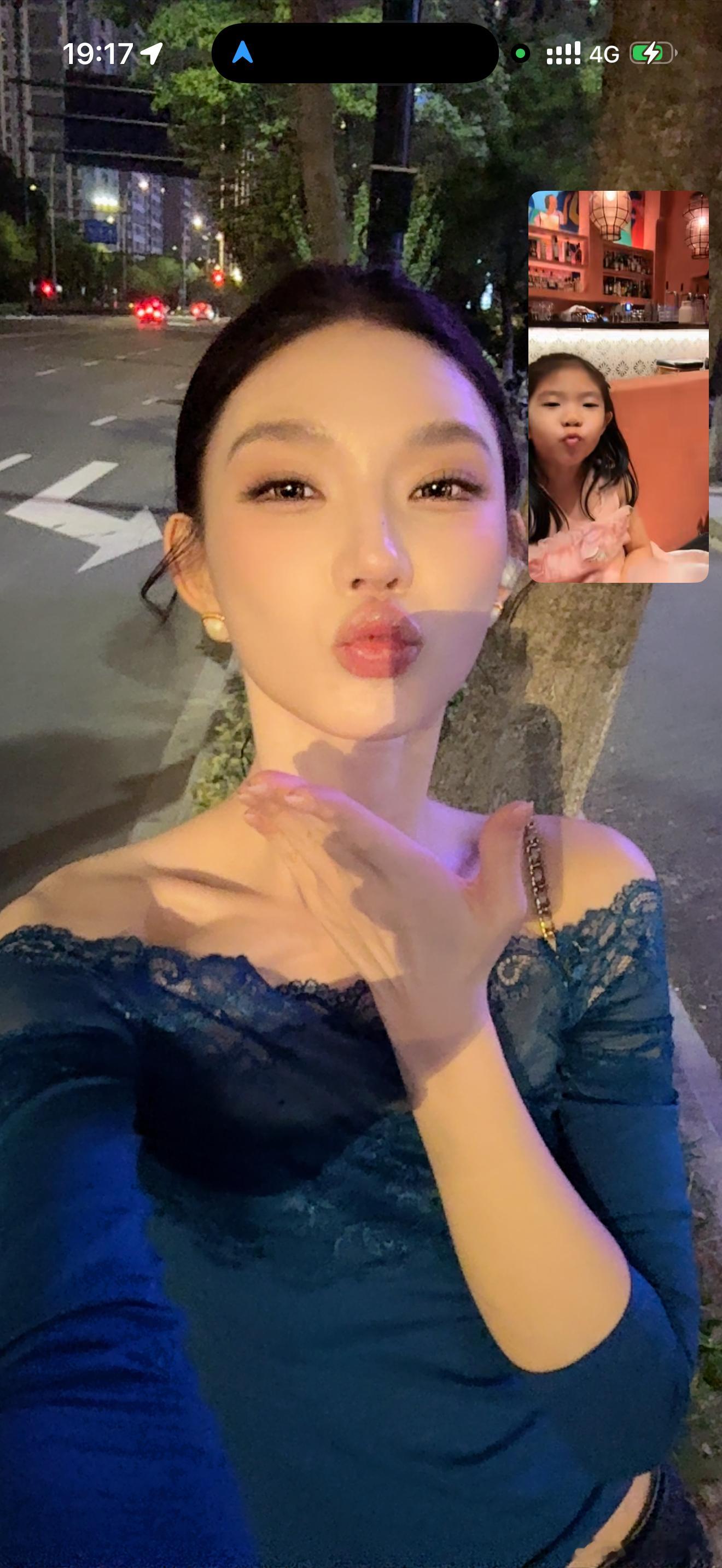 她问：小姨多少岁了我说：你觉得小姨多少岁啦她说：18[么么哒