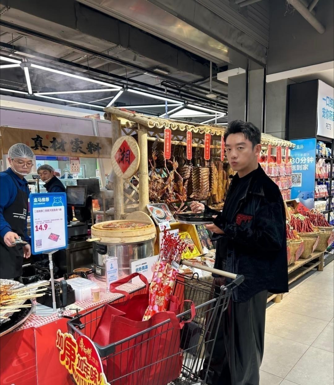 网友盒马偶遇郑恺，感觉生图也很帅啊，身高很意外！​​​