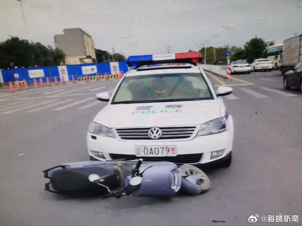 沈阳一男子将私家车改装为警车emmmm……这是咋想的啊。说是伪装了很久，在