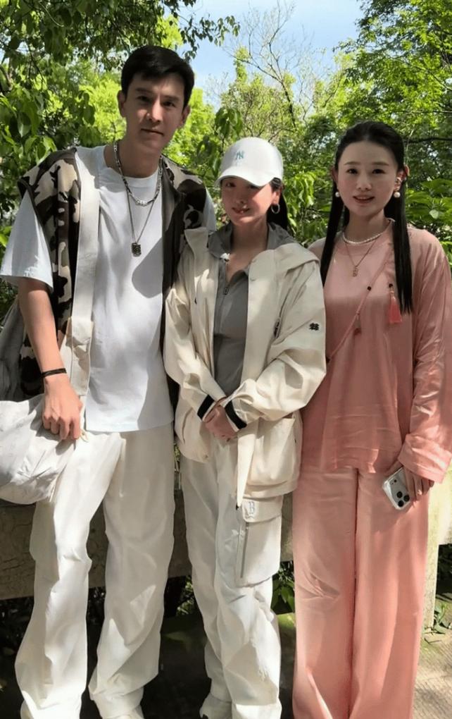 还得是小李琳！漂亮的女粉丝想抢先站在他老公经超旁边拍照，被她一手推开，示意让她
