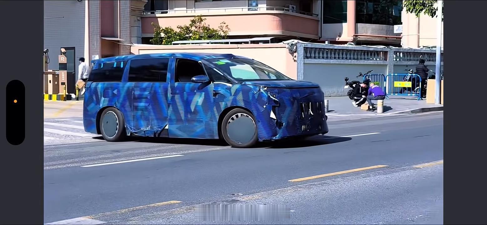 疑似腾势D9L的路试谍照，可能比腾势D9要大，大家觉得它的车身长度会是多少，5.