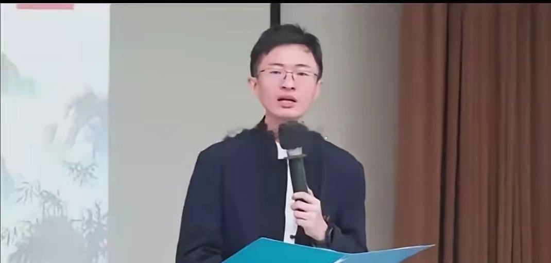 侯汉庭新书发布会喊话台军：别再为民进党卖命！兄弟们，台北市议员侯汉庭在新书发布会