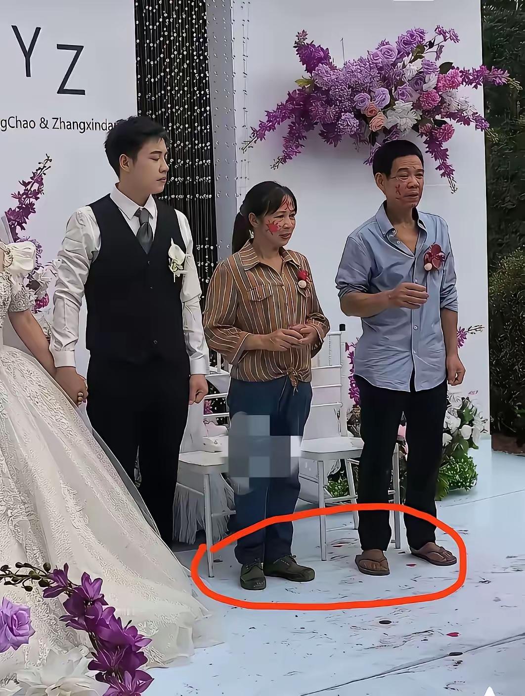 这场婚礼让人见笑了这是婚礼现场，新郎穿着西装革履，新娘穿着漂亮的婚纱，母亲穿
