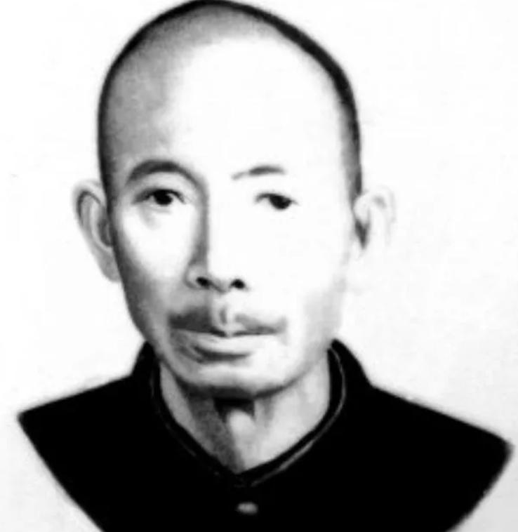 1976年，一名老人在北京军事博物馆参观时，看着四下无人，偷偷摸了一下文物，被工