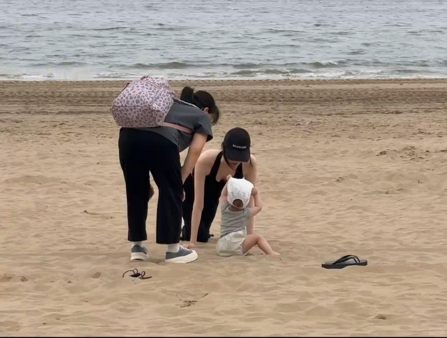 何穗带儿子现身阿那亚，她陪儿子一起在沙滩爬着，真的是母爱满满！