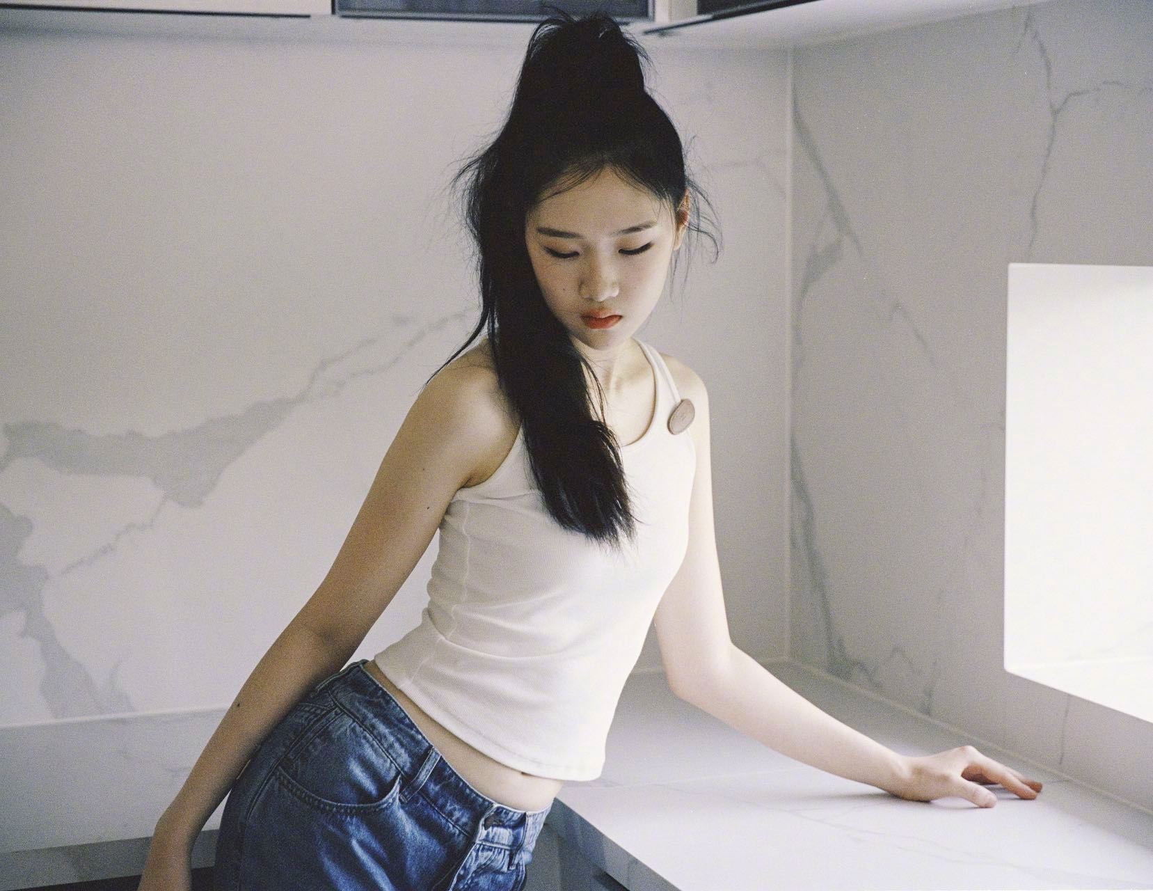 卢庚戌女儿LUNA身材比例天花板今日发博秀女儿卢卓文照片，同时也开通了微博