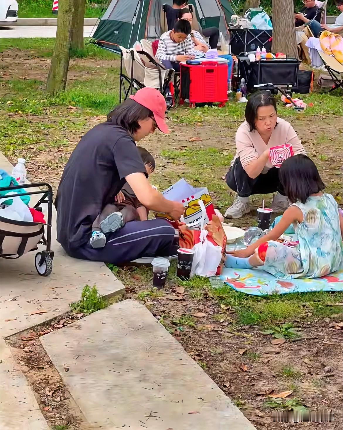 是他，带着恩娜和小满张婉婷在直播，他得带孩子。怪不得他不火也没钱，还有女人