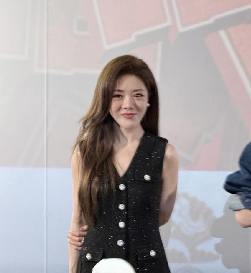 网友爆料，这一季浪姐其实找过邓家佳，希望她来节目中贩卖情怀。可是邓家佳婉拒了