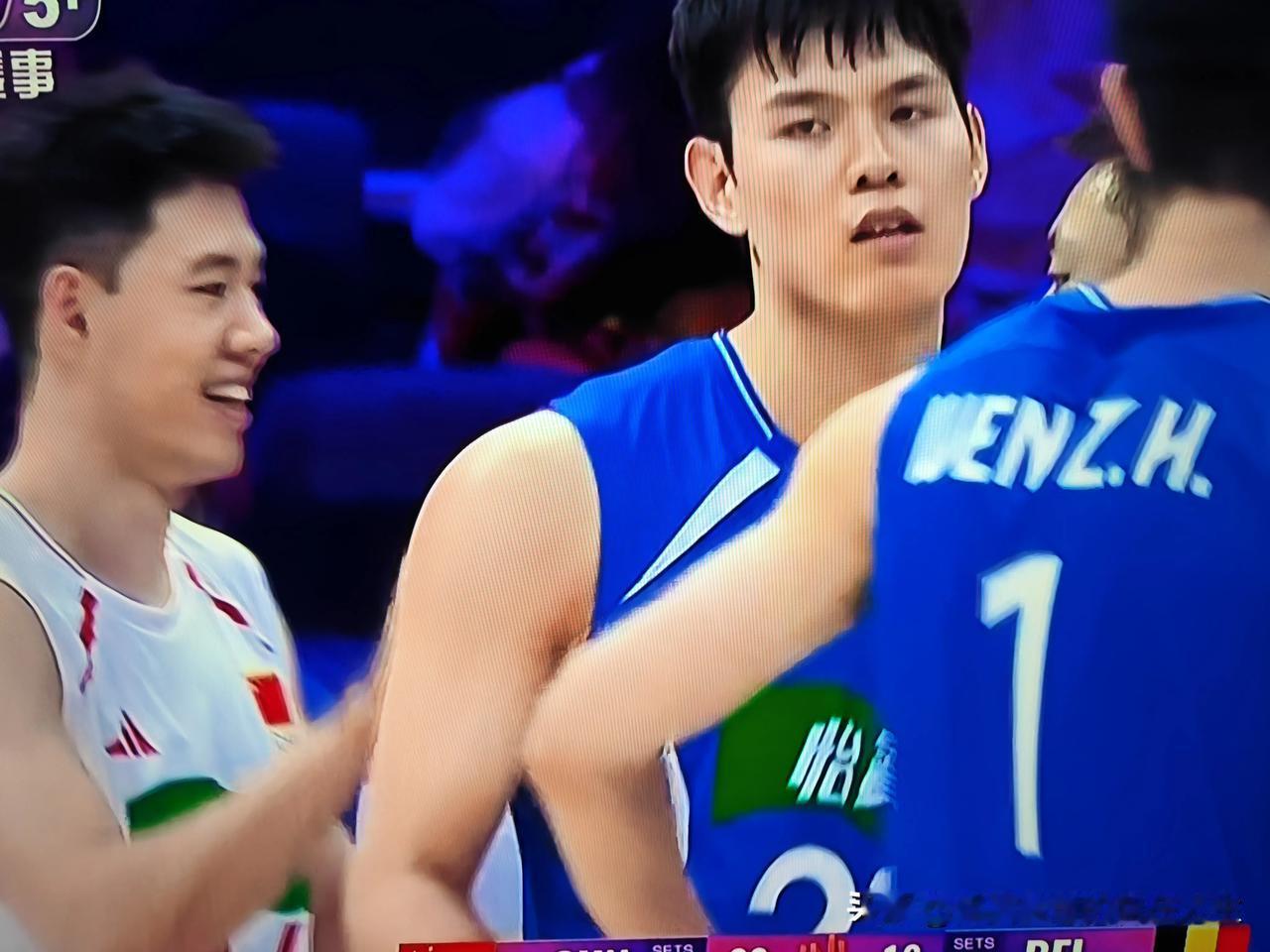 世界男排联赛，中国队虽然以1比3输给了比利时男排，但是今晚的中国男排精神面貌非常