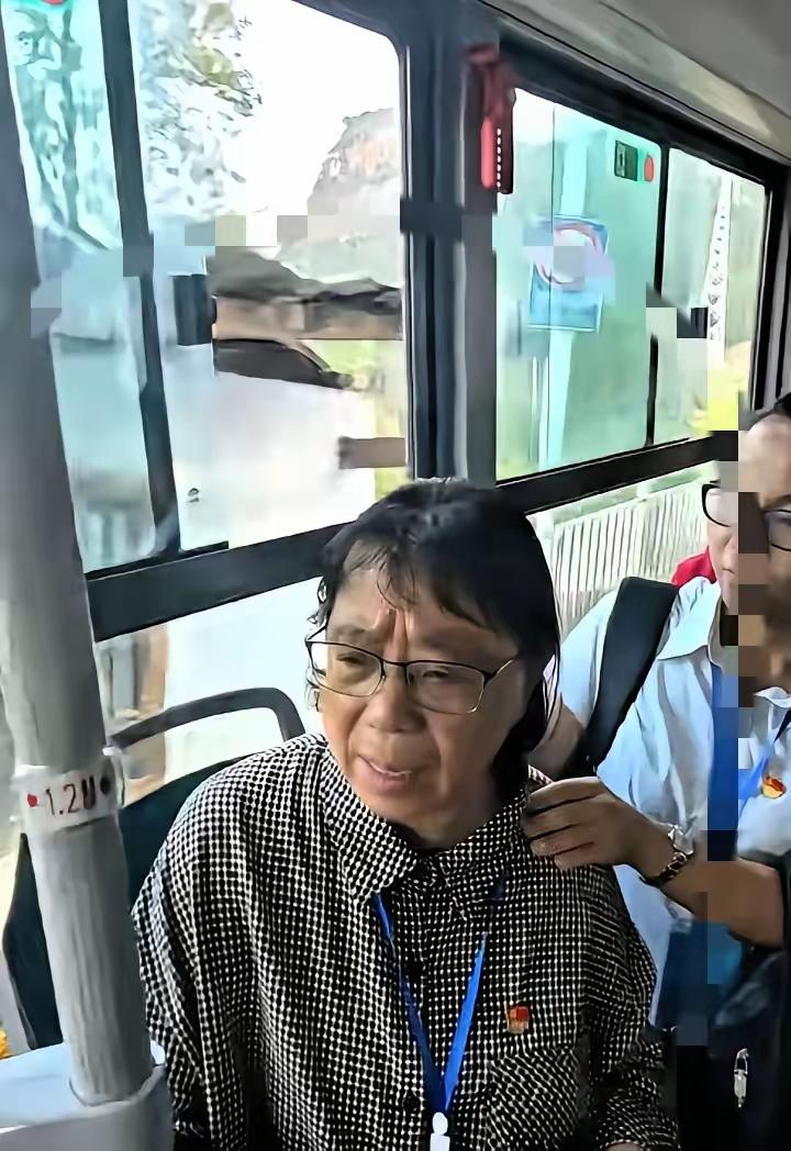 张桂梅女高今年又全员上岸了。100个山里姑娘，一个不落，全考上了。查分那天，张桂