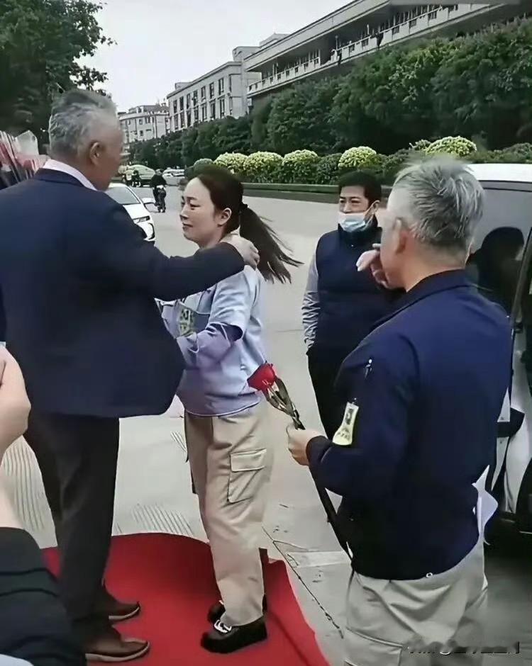 中山佳能工厂停产前，员工列队欢送总裁小泽秀树。有人手捧玫瑰，有人默默整理工位，保