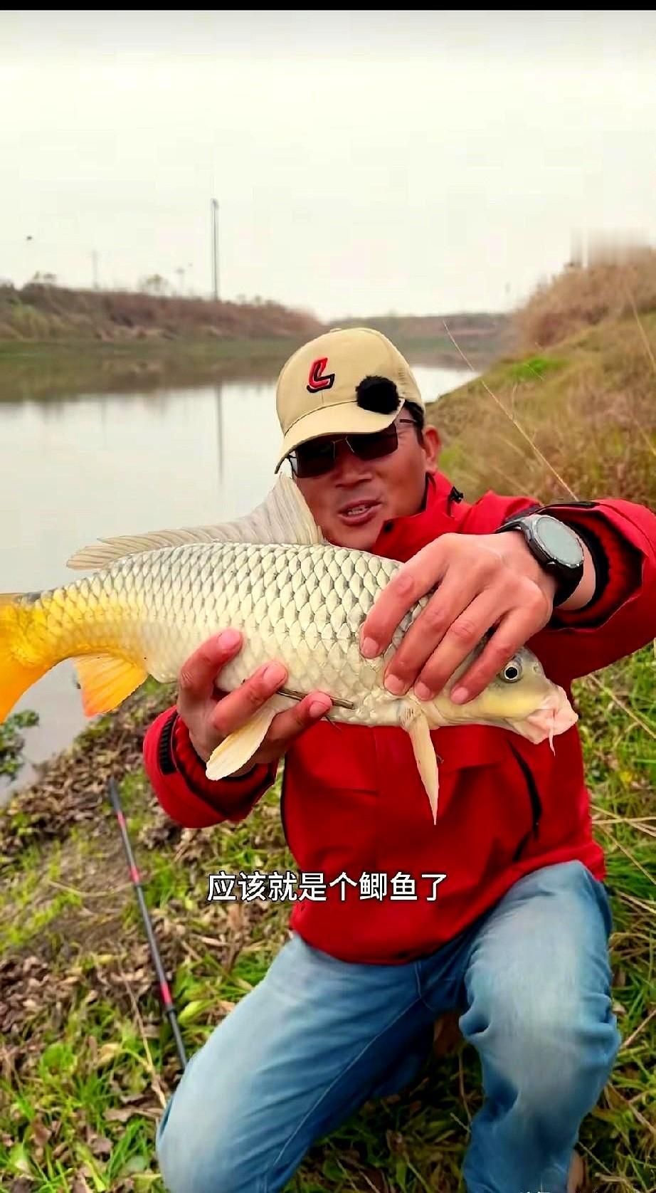 菜鸟员工竟敢叫板钓鱼冠军老板。这事儿得从员工菜瓜说起。他跟着老板老刘出去，闲