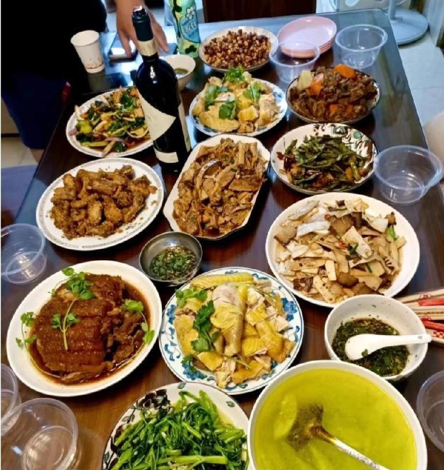 我先生的二伯母，1933年出生，按照出生年月算，她今年92岁了，可以领特殊的老