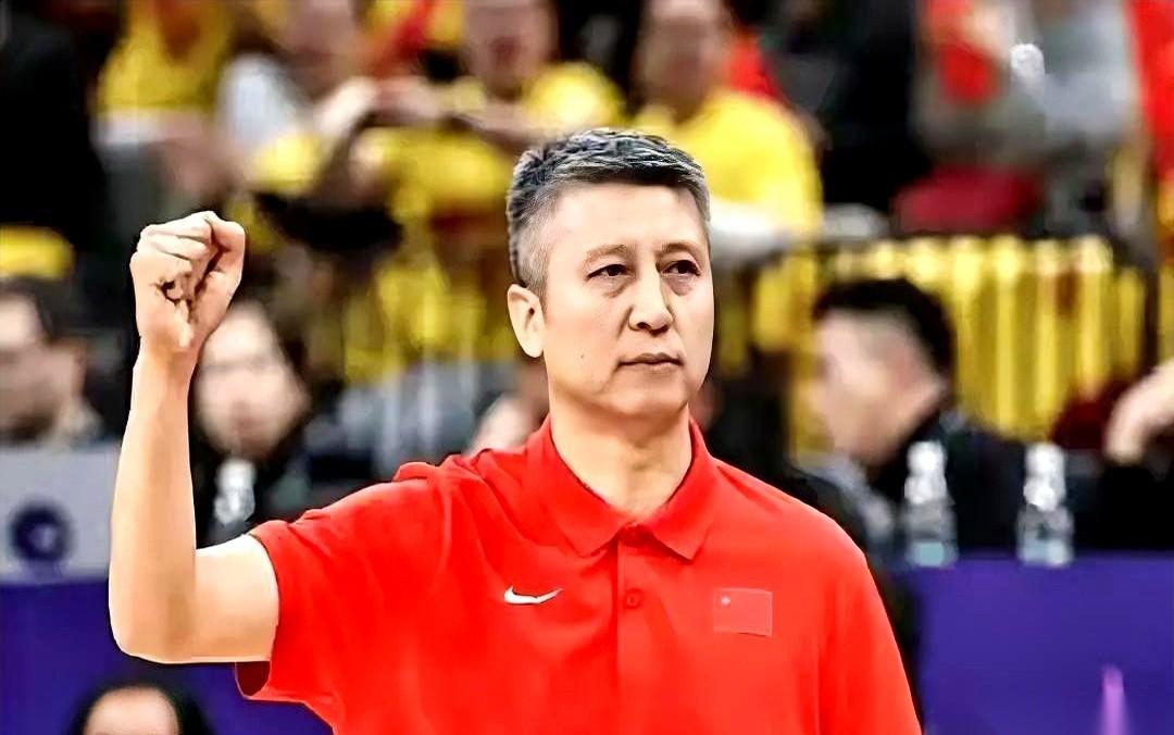 中国男篮这次出征世预赛的剧本，简直堪称离谱，硬生生给深陷“下课”危机的郭士强，递