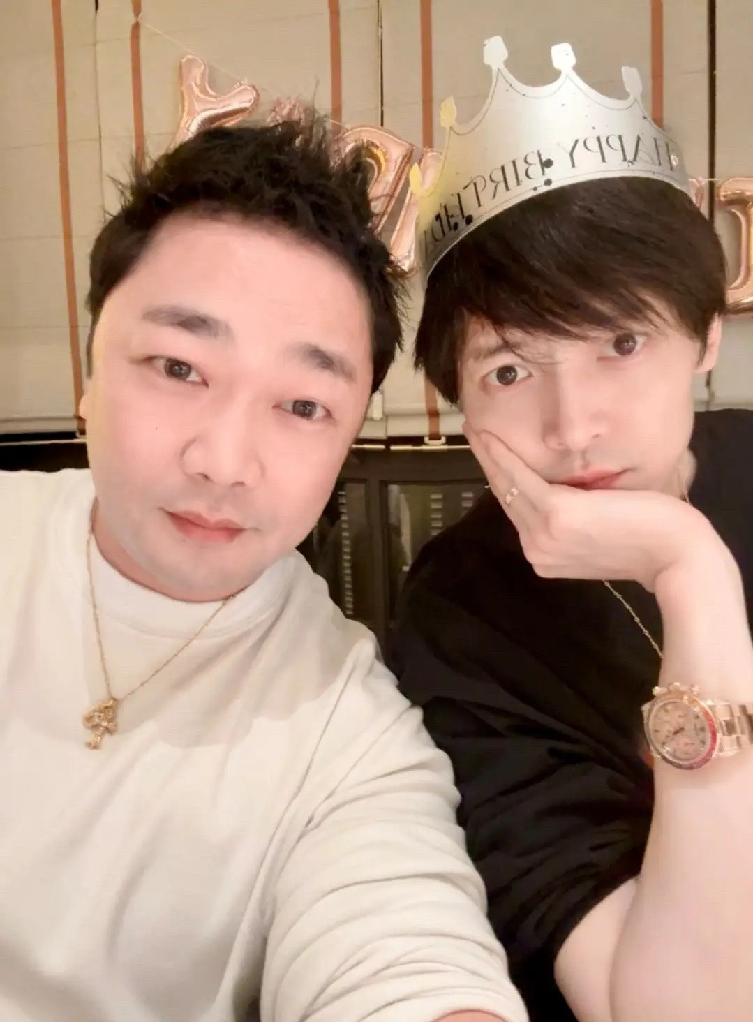 付辛博庆生颖儿同框，两口子脸小又显年轻，大合照刘端端也“在”！