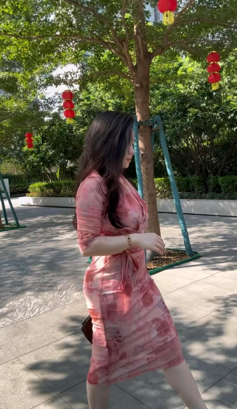 昨晚窝在老公怀里，突然冒出来一句“还想给你再生个娃”，他捏着我下巴笑问为啥，我盯