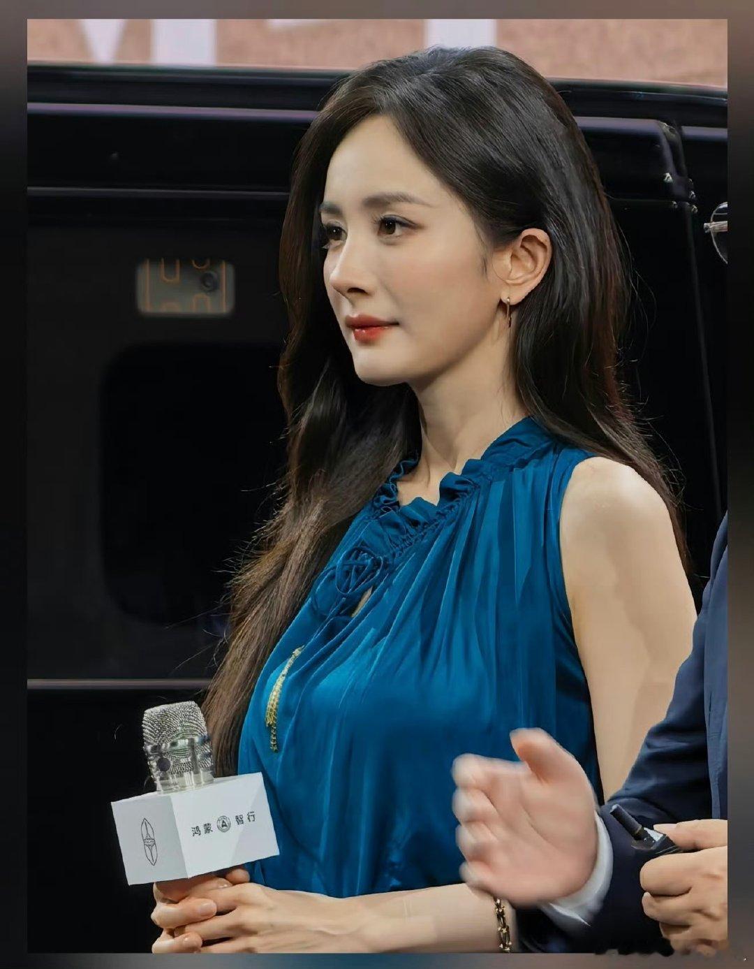 杨幂迪丽热巴线下生图杨幂迪丽热巴线下生图，好绝美的两个人，好权威的两张面孔杨幂迪