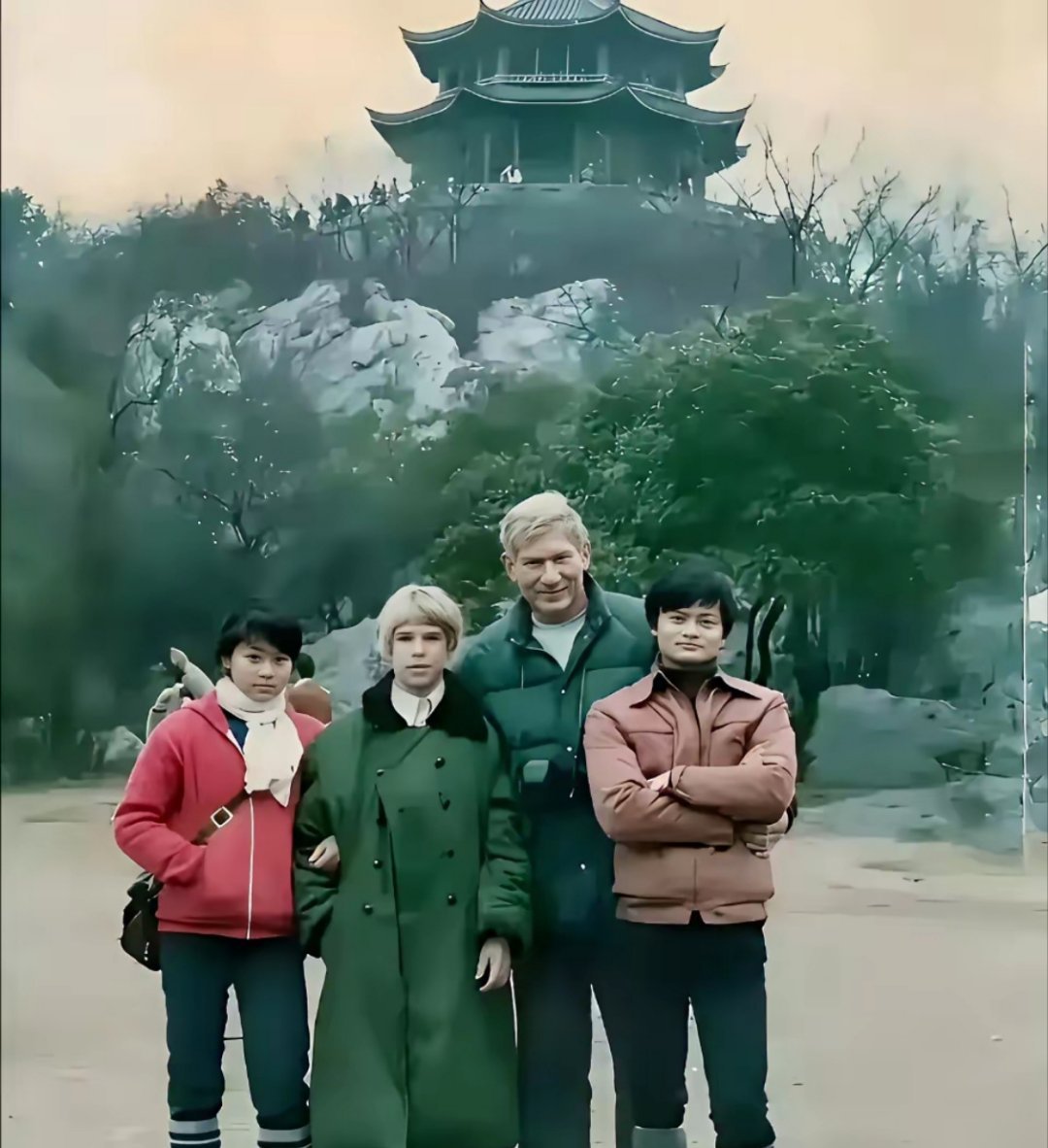 马云当年的打扮，真的还有人相信他说他自己是寒门吗！